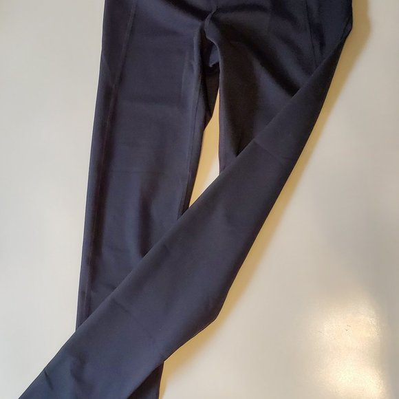 NWT: Under Armour High Rise Full Length Fitted Black Leggings - Size XS - Picture 2 of 2